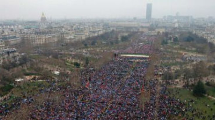 Париж охвачен многотысячными демонстрациями против однополых браков