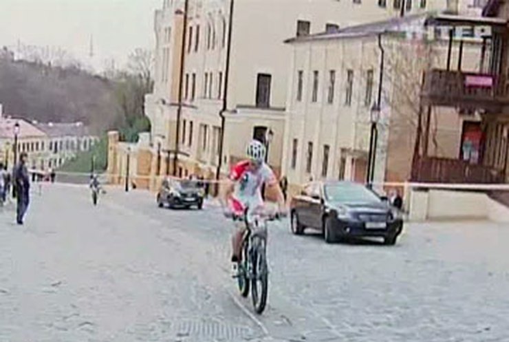 В столице велосипедисты проехались по Андреевскому спуску