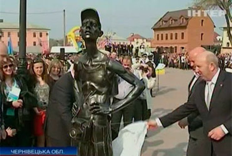 В Каменце-Подольском установили памятник туристу