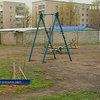 Луганский десятиклассник погиб, упав с детской качели
