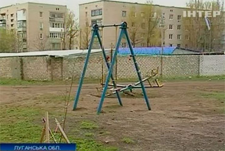 Луганский десятиклассник погиб, упав с детской качели