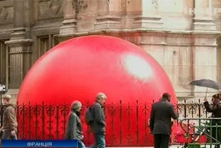 В Париже появился арт-шар "Взаимодействие"