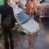 В Одессе машина провалилась под асфальт