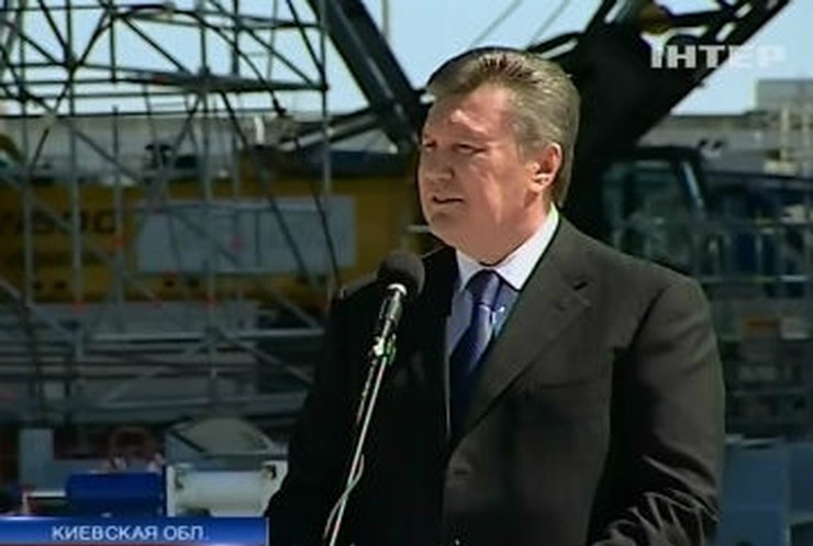 Виктор Янукович посетил строительство защитной арки на ЧАЭС