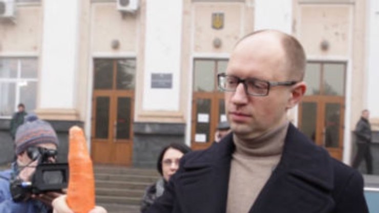 Перед Яценюком в Сумах разбрасывали морковь и капусту