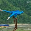 Акробат без страховки показал опасные трюки над китайским ущельем