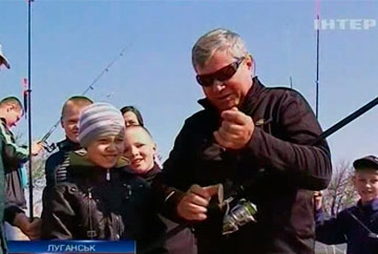 Луганским школьникам открыли клуб юных рыбаков