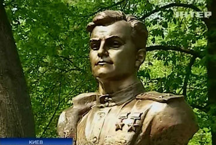 Николай Азаров торжественно открыл памятники советским летчикам-асам