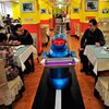 Первый в мире ресторан с роботами открылся в Китае