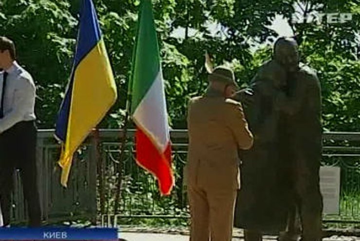 В Киеве установили памятник седовласым возлюбленным - Луиджи и Мокрине
