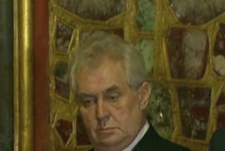 Президент Чехии пришел пьяный на официальную церемонию?
