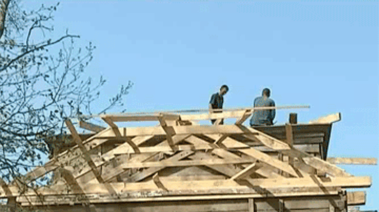 Добровольцы взялись отстраивать старинную церковь на Хмельнитчине