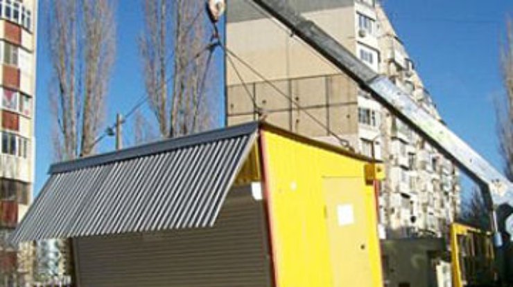 В Киеве массово демонтируют незаконные ларьки