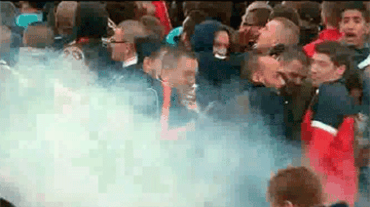 Праздновавшие чемпионство ПСЖ болельщики подрались с парижской полицией