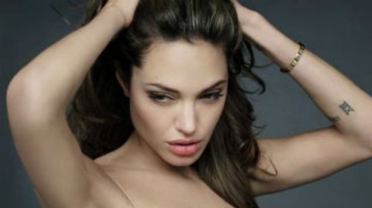 Анджелина Джоли удалила грудь, опасаясь рака