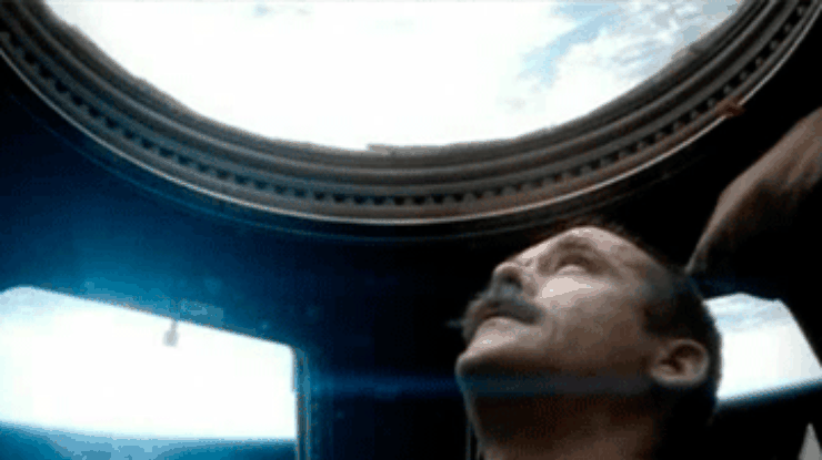 Канадский астронавт попрощался с МКС песней Дэвида Боуи