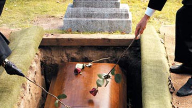 Покойник ожил и начал шевелить ногами посреди собственных похорон