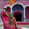 Активистка FEMEN сожгла в Германии куклу Barbie