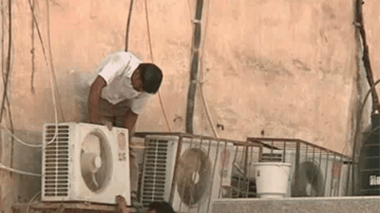 Жители Дели страдают от рекордной 45-градусной жары
