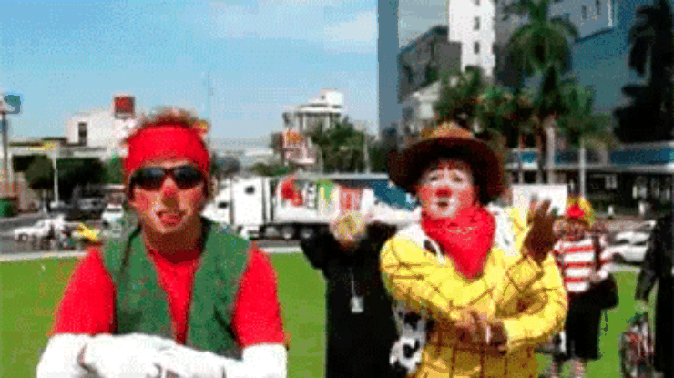 Лучшие клоуны Америки собрались на параде в Сан-Сальвадоре