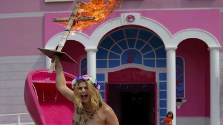 Активистка FEMEN сожгла в Германии куклу Barbie