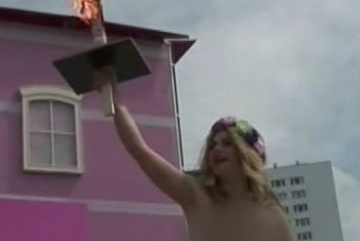 Активистки Femen выступили против пластиковой красоты Барби