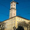 Неизвестные забросали вход в горсовет Львова дымовыми шашками