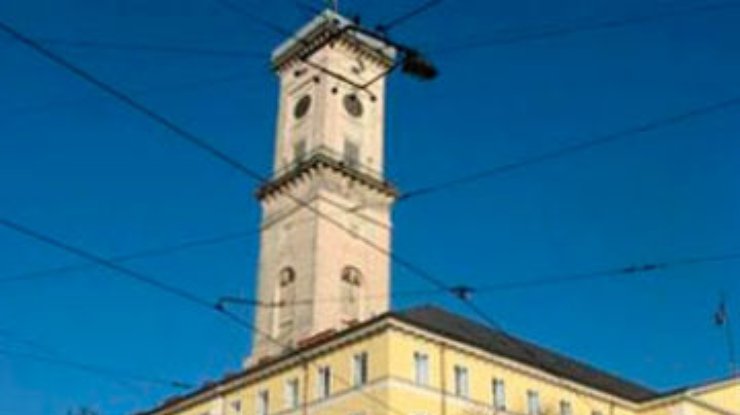 Неизвестные забросали вход в горсовет Львова дымовыми шашками