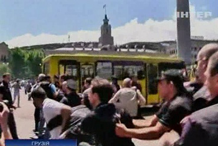 Первый в Грузии гей-парад закончился массовыми столкновениями