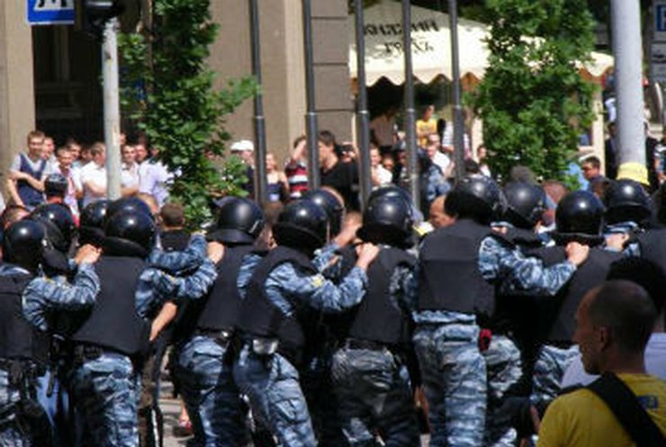 В центре Киева между оппозиционерами и "регионалами" начались потасовки (видео)