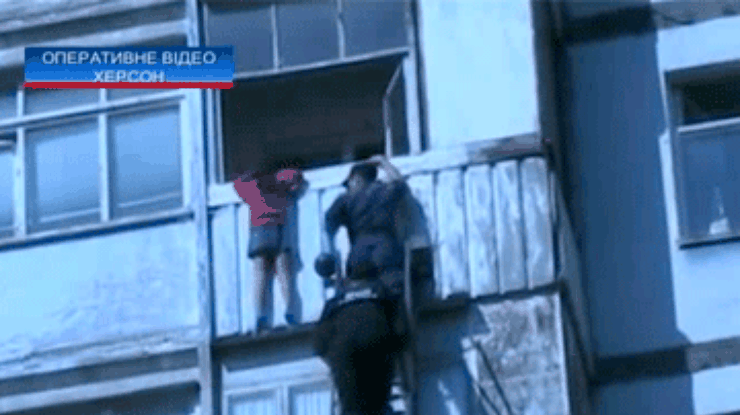 В Херсоне спасли 8-летнюю девочку, повисшую на балконе 7-го этажа