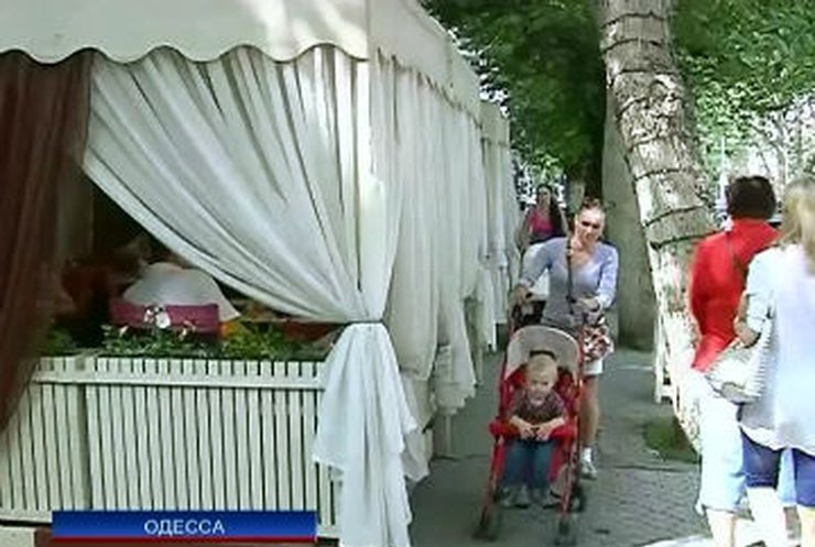 Одесские кафе террасами захватывают тротуары