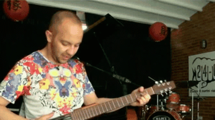 Колумбиец сделал гитару из автомата Калашникова