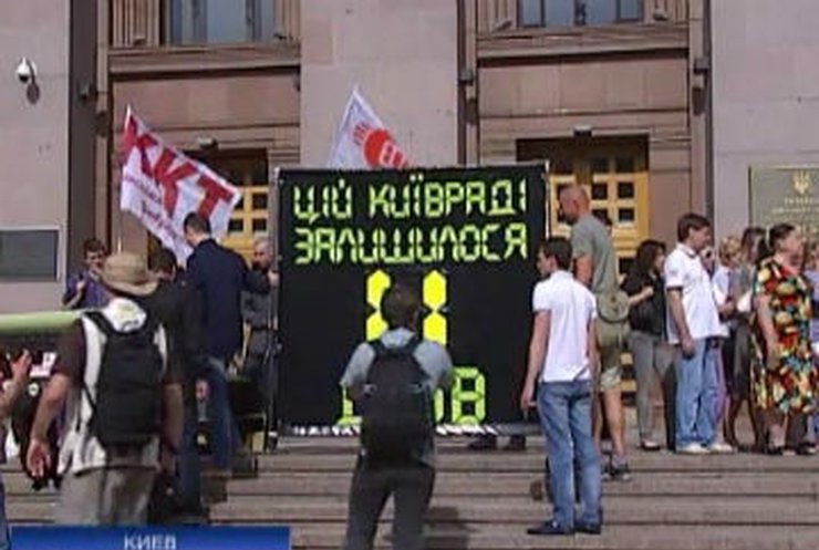 Заседание Киевсовета: Символические часы и снятая с петель дверь