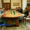 Азаров и протестующие журналисты решили уладить конфликт