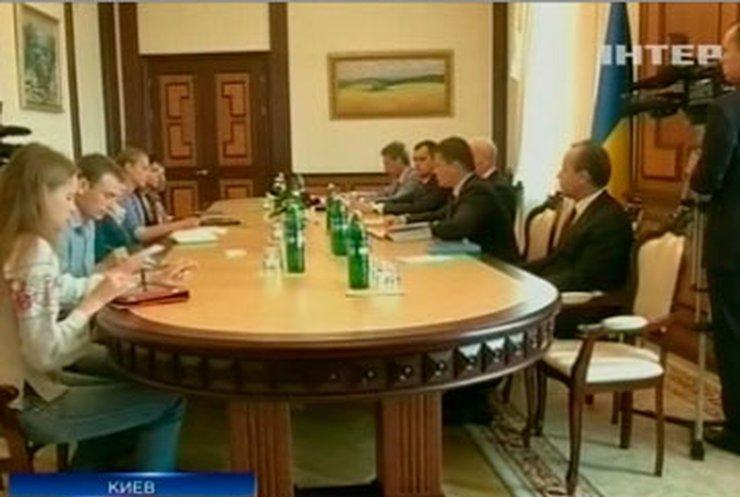 Азаров и протестующие журналисты решили уладить конфликт