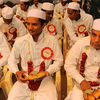 Индийские мужчины фотографируются с туалетом для участия в массовой свадьбе
