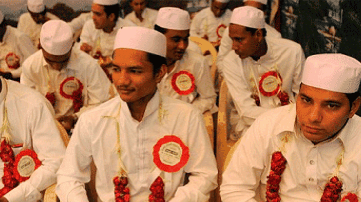 Индийские мужчины фотографируются с туалетом для участия в массовой свадьбе