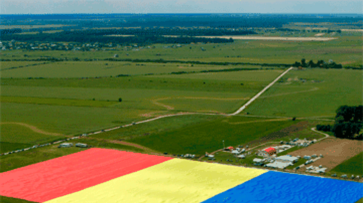 В румынской деревне изготовили самый большой флаг в мире