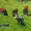В Англии прошло самое нелепое соревнование - сырные гонки