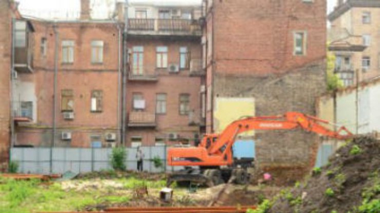 В Десятинном переулке возобновили запрещенное строительство