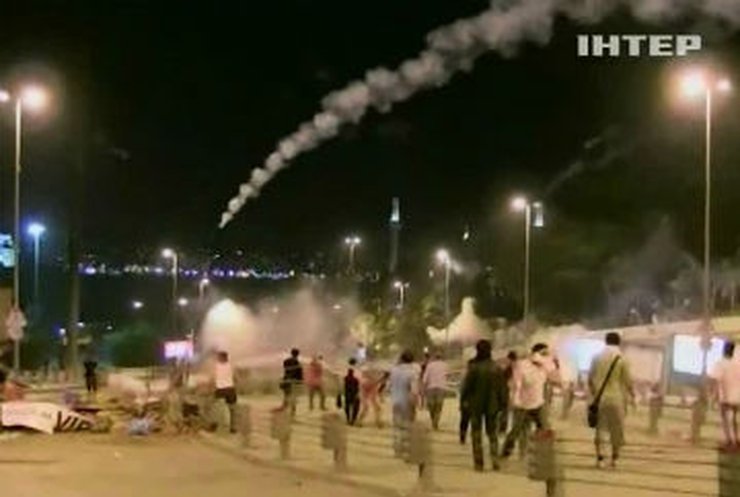 В Турции обостряется конфликт демонстрантов и полиции