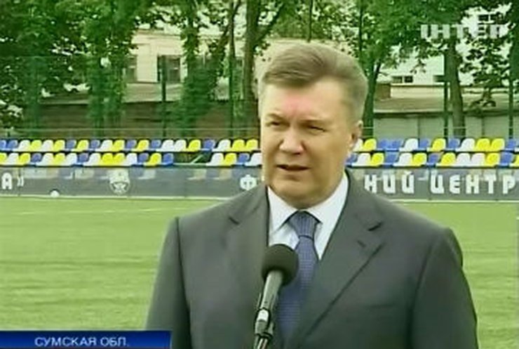 Во время рабочей поездки в Сумы Виктор Янукович поиграл в футбол