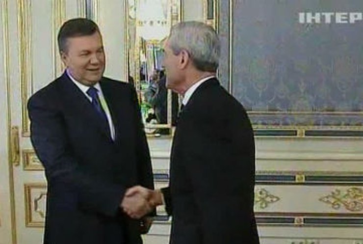 Янукович провел встречу с главой ФБР