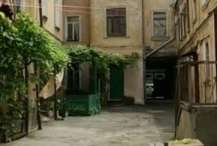 В Одессе умалишенный с ножом набросился на врачей скорой