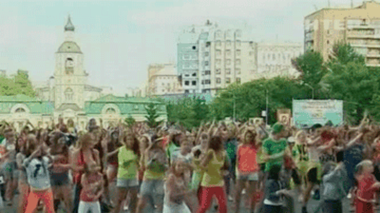 В Москве корейского репера Psy встретили масштабным флешмобом