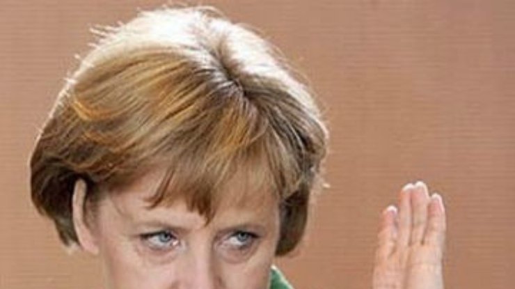 FEMENистки разделись возле ведомства Меркель