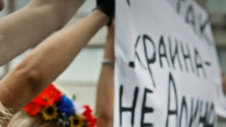 Отметили развод Путина: FEMENистка бегала у посольства РФ с криками "Украина не Алина"