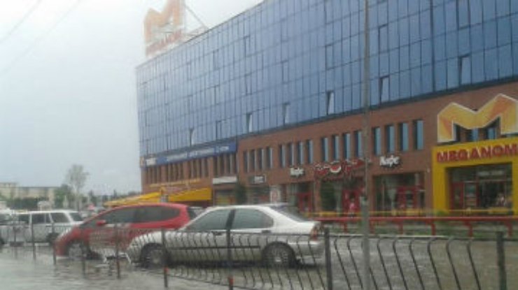 Ливень затопил торговый центр в Симферополе