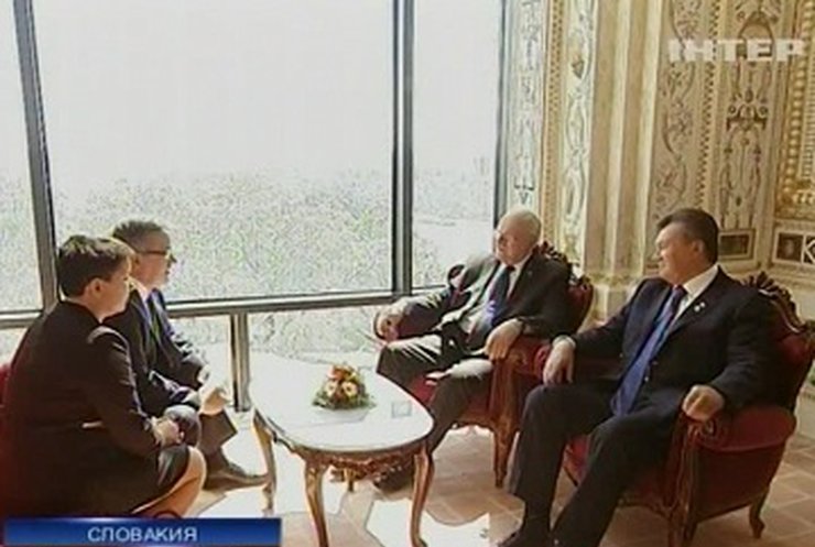 Янукович встретился с европейскими лидерами на саммите в Братиславе